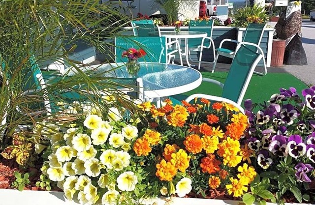 2-Star Hotel ∙ Colonial Inn Ellsworth