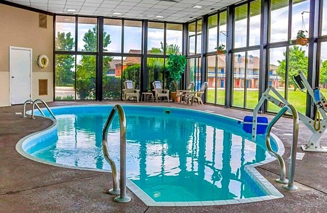 2-Star Hotel ∙ Comfort Inn Maumee - Perrysburg Area