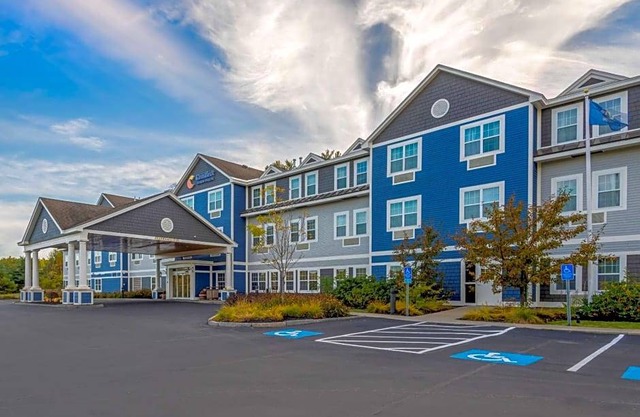 2-Star Hotel ∙ Comfort Inn & Suites Wilton