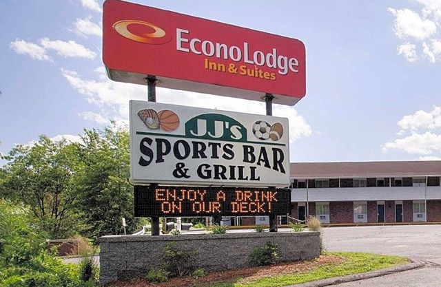 2-Star Hotel ∙ Econo Lodge Inn & Suites