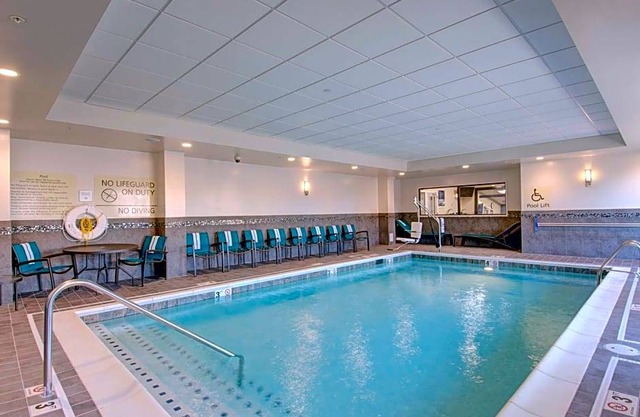 2-Star Hotel ∙ Hampton Inn & Suites Springfield Downtown