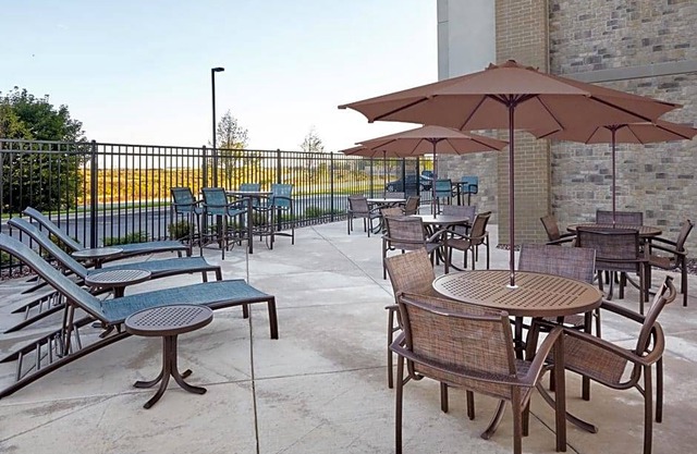 2-Star Hotel ∙ Hampton Inn & Suites Milwaukee/Franklin