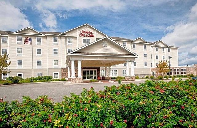 2-Star Hotel ∙ Hampton Inn & Suites Rockland