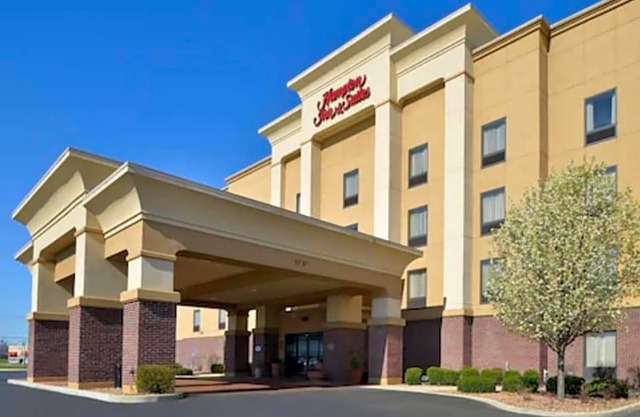 2-Star Hotel ∙ Hampton Inn & Suites Muncie