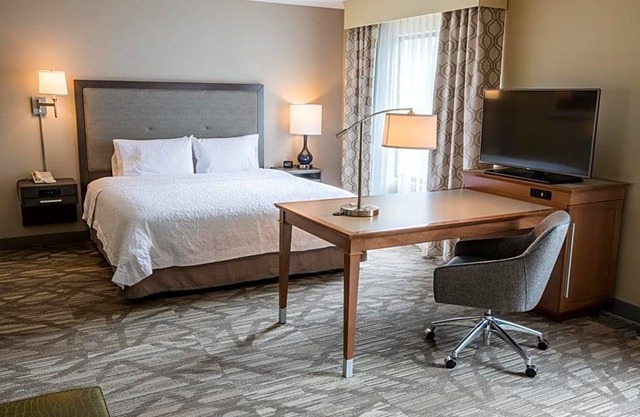 2-Star Hotel ∙ Hampton Inn & Suites Tilton