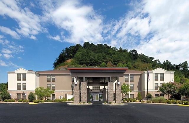2-Star Hotel ∙ Holiday Inn Express Middlesboro, an IHG Hotel