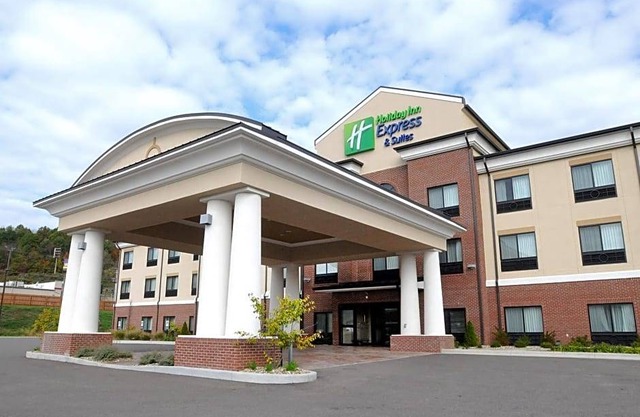 2-Star Hotel ∙ Holiday Inn Express & Suites Cambridge, an IHG Hotel
