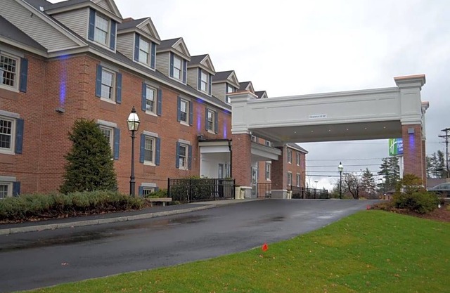 2-Star Hotel ∙ Holiday Inn Express and Suites Merrimack, an IHG Hotel