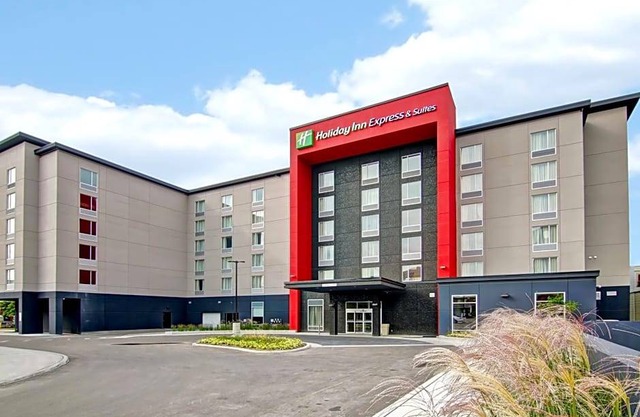 2-Star Hotel ∙ Holiday Inn Express & Suites Oshawa Downtown - Toronto Area, an IHG Hotel