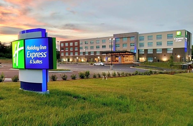 2-Star Hotel ∙ Holiday Inn Express & Suites Raleigh Airport - Brier Creek, an IHG Hotel