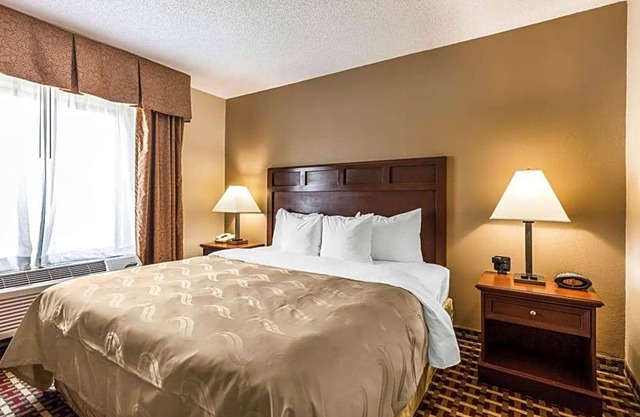 2-Star Hotel ∙ Quality Suites Paducah