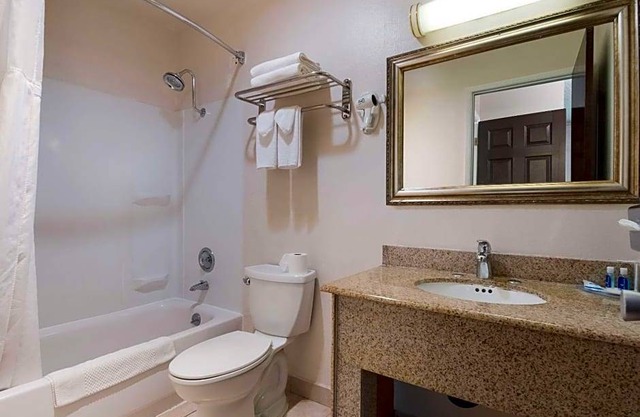 2-Star Hotel ∙ Rodeway Inn & Suites Hwy 217 & 26 W