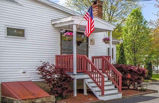 2-Star Hotel ∙ Rodeway Inn & Suites Brunswick near Hwy 1