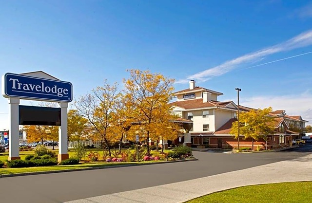 2-Star Hotel ∙ Travelodge by Wyndham Oshawa Whitby