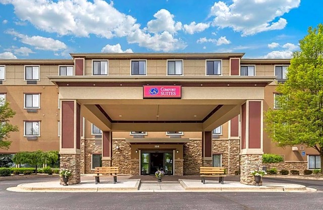 2-Star Hotel ∙ Comfort Suites Grand Rapids North
