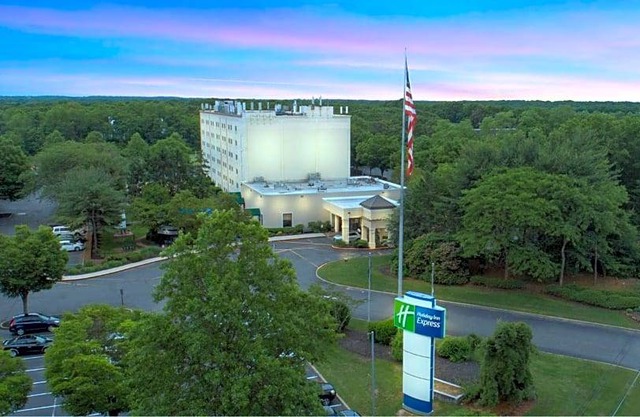 2-Star Hotel ∙ Holiday Inn Express Stony Brook-Long Island, an IHG Hotel