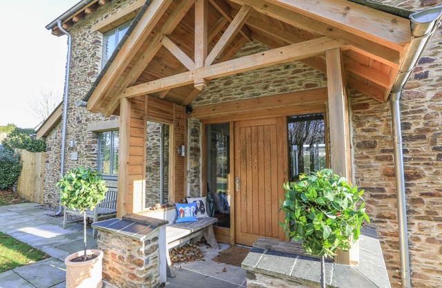 2 The Drive, Hillfield Village, DARTMOUTH
