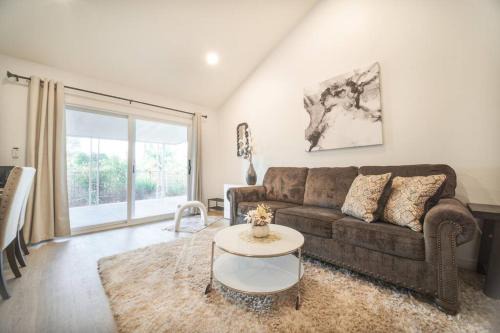 2 TVs - Vaulted Ceiling - Private Kitchen & Entrance