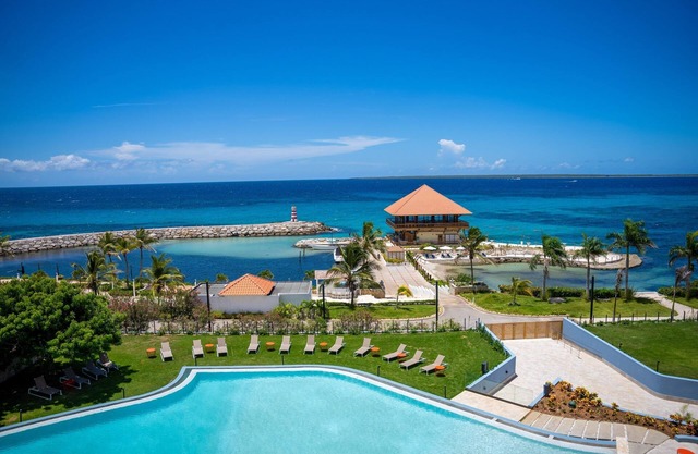 2 Units w/Balcony | Pool, Onsite Dining & Free Parking | Near the Beach