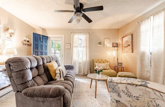 2 Weeks to Monthly- Comfy 2-bedroom cottage peacefully nestled in fabulous Cayce