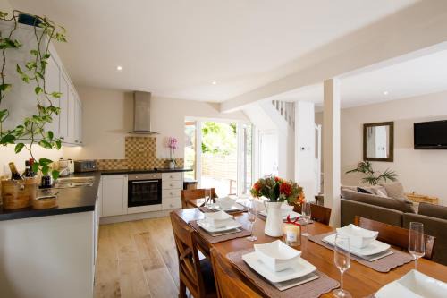 20 MINUTES FROM GOODWOOD REVIVAL, " Orchard Croft Lodge " DOG FRIENDLY, 9 Minutes From Sandy West Wittering Beach, 2 Bathrooms, Can Sleep 8 On Request, Free Wi-Fi & Sky Sports,Very Quiet Location, Free Parking for 8 Cars