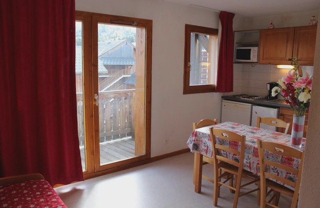 200m from resort center, 7th floor, view mountain, balcony, parking, tv, ski locker, 21m²