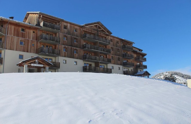 200m from resort center, 2nd floor, view mountain, balcony, tv, ski locker, 32m², Superdévoluy