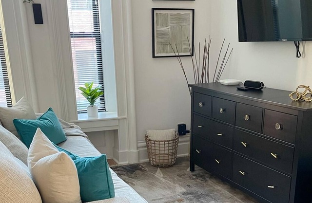 #201 · Historic Bldg-Yale, large studio w/loft sleeps 4 #201