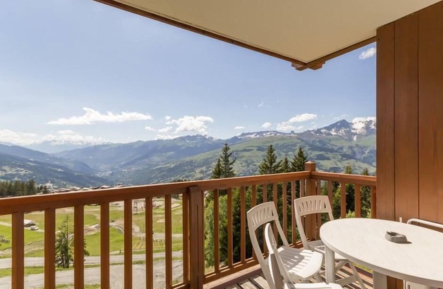 20m from ski slopes, 2nd floor, view valley, balcony, tv, ski locker, 37m², Les Arcs