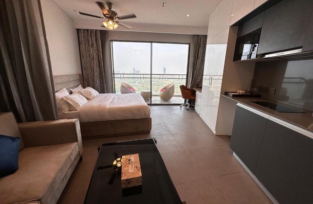 21st Floor SkyStudio Suite with Balcony