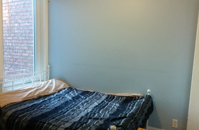 23#4 Walk 3 minutes to Metro Monk, double room with shared bathroom.