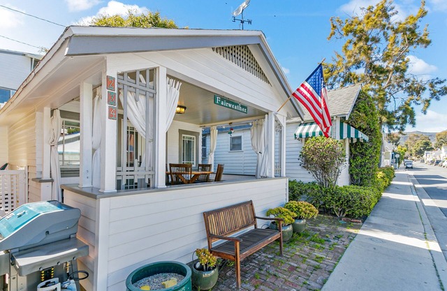 234CL: Fairweather Cottage, 2 Blocks from Beach, Cute Porch, Fireplace, WIFI - 2