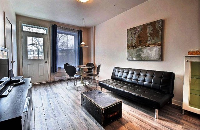 253 Cozy Apt with 2 balconies in Rosemont