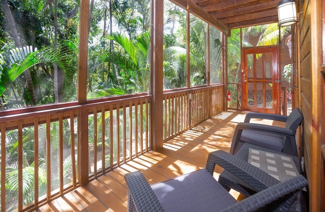 2B/1B Cabana AC and steps to the beach! With sparkling pool & Starlink Wifi