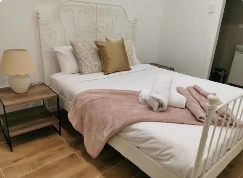 2bd 2bth Modern House close 2Train&Westfield