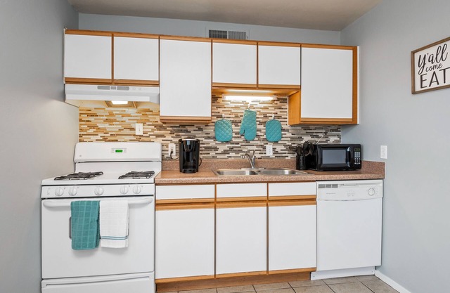 2BR/1BA Condo W/Pool; Mins to UofA,Hiking,Food&Retail