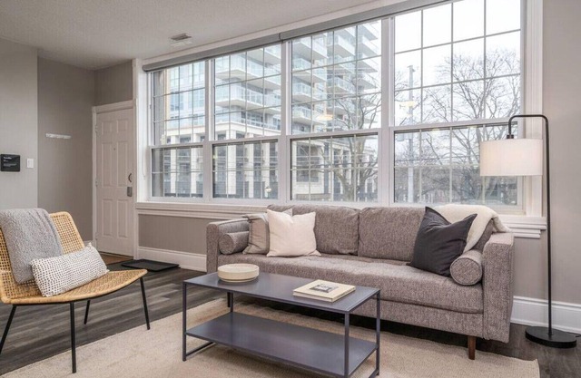 2BR Burlington Apt | Near Waterfront & Art Gallery