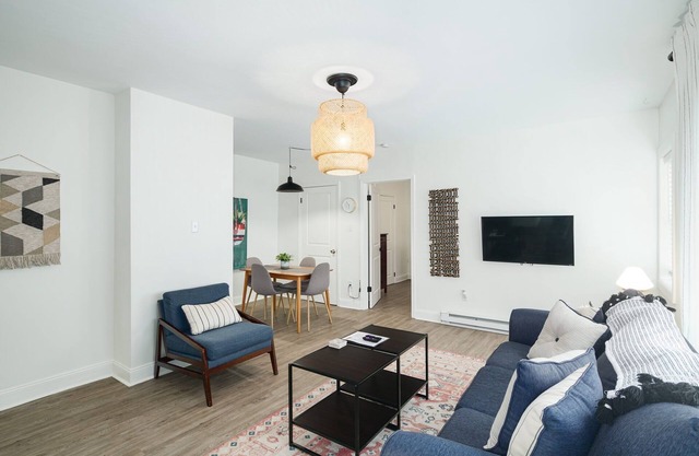 2BR by the Park, Walkable to Main St