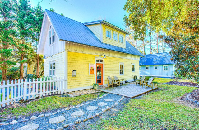 2BR coastal cottage w/whirlpool tub & patio