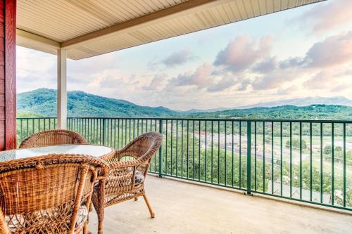 2BR Cozy Suite W View Jacuzzi & Resort Pool