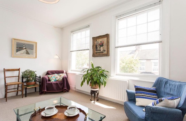 2BR flat, 10 min to Barons Court station and Thames River