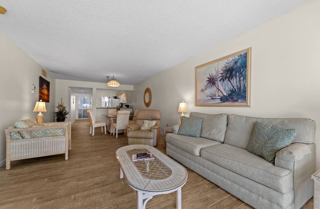 2BR Ground Level Condo w/Pool, 10 Minutes to Beaches with golf Course Views
