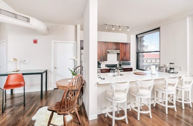 2BR Stunning Lux Apartment Free Parking, Rooftop Deck & Gym, ADA Compliant