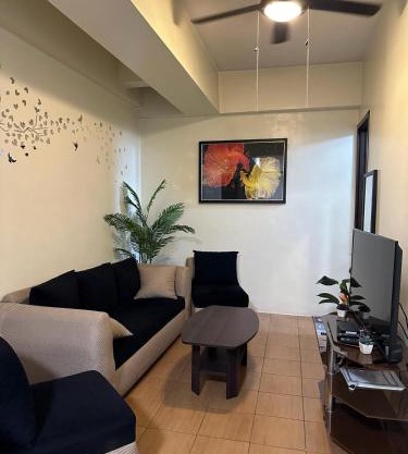 2BR Top Floor spacious unit in Mandaluyong