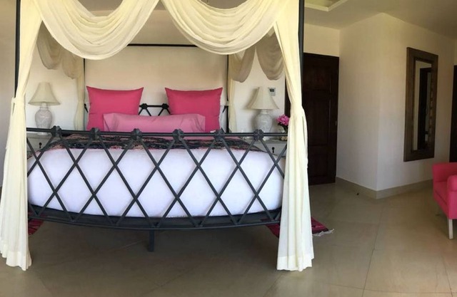 2BR Villa with Ocean View and Pool