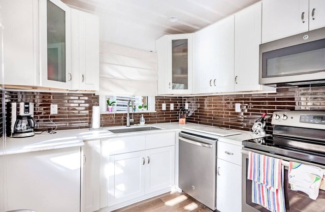 3/2 Pool Home - 2 blocks from bch - w/ Golf Cart!
