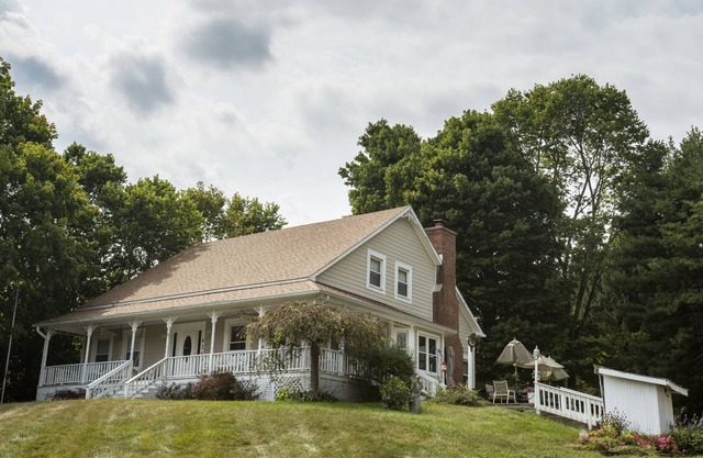 3 acre Lake, Farm Animals Petting Zoo, Horses and Horseback Riding, Room to roam