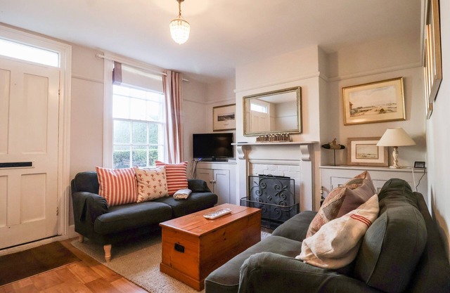 3 ALBION COTTAGES, pet friendly, with open fire in Walberswick