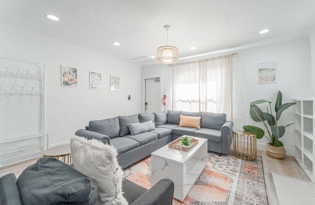 3 BD w/Parking and Shared Yard - Palm Wave Stays