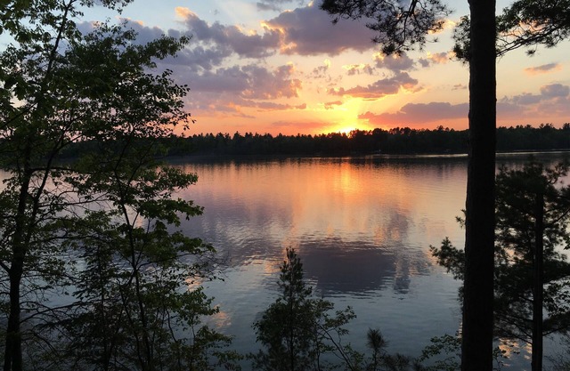 3 BD Water Front Cottage! Spectacular Sunsets! Pets Welcome!